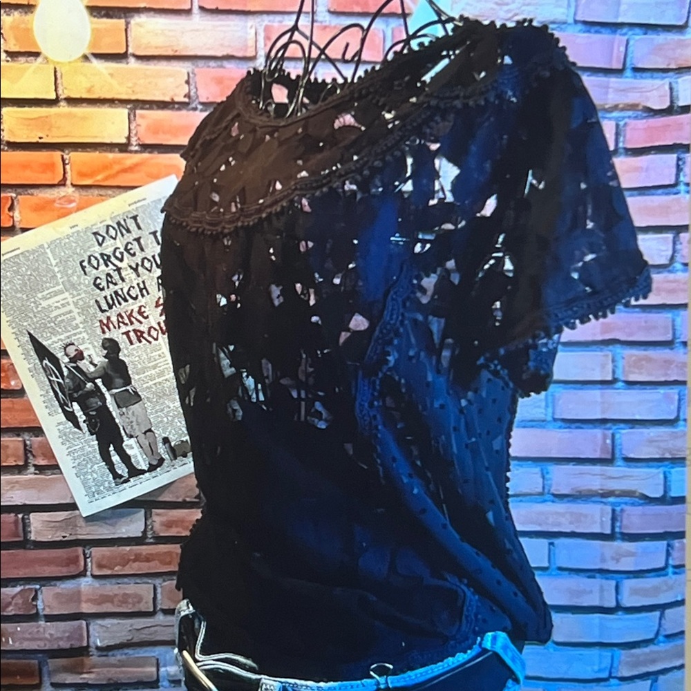 👚 Hi-Line Lace Top – Black – Sz Medium (NWOT) / L